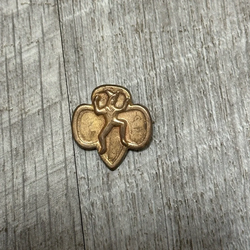 Lot Collection 5 Vintage Girl Scouts & Brownie Lapel pins uniform achievement - Picture 2 of 6
